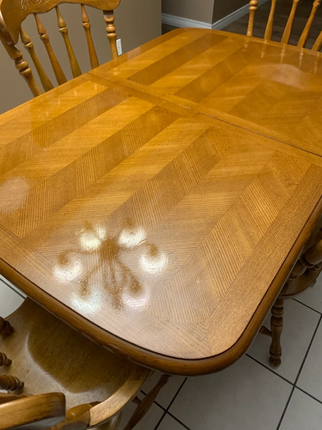 Oak dining table in excellent condition extendible image indicator(3)