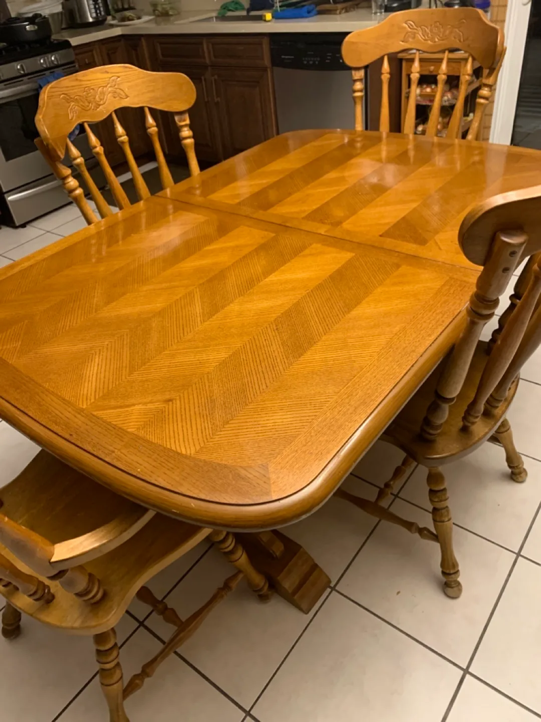 Oak dining table in excellent condition extendible image indicator(5)