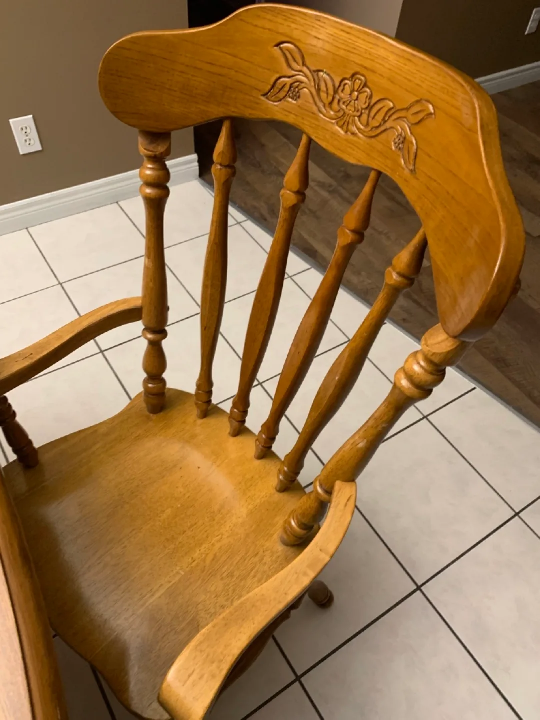 Oak dining table in excellent condition extendible image indicator(7)