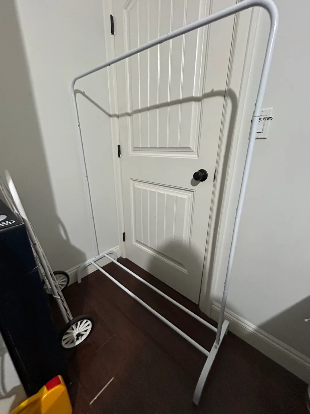 White Metal Clothing Rack image indicator(3)