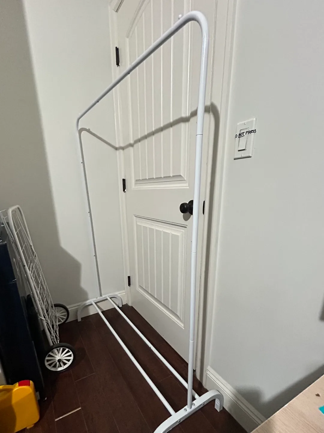 White Metal Clothing Rack image indicator(4)