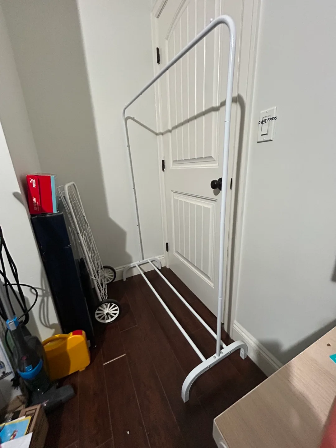 White Metal Clothing Rack image indicator(5)