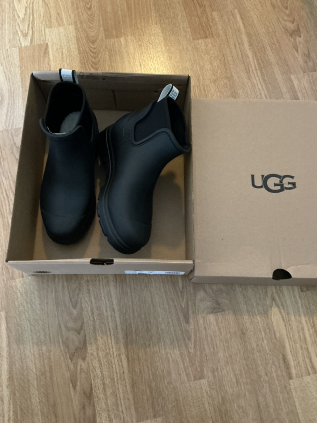 UGG Neumel Chelsea rain boots - size 6