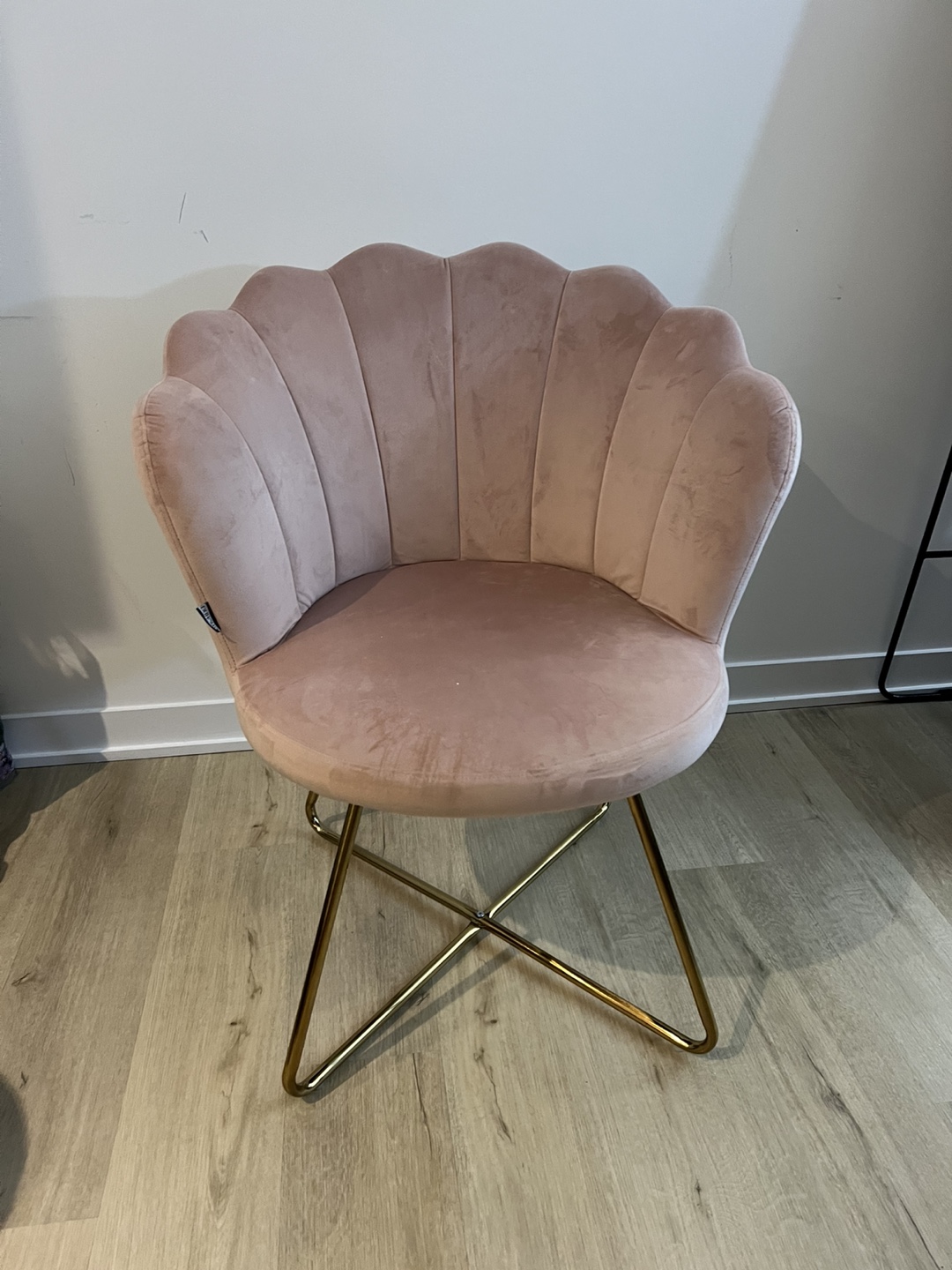 Pink velvet shell shaped chair