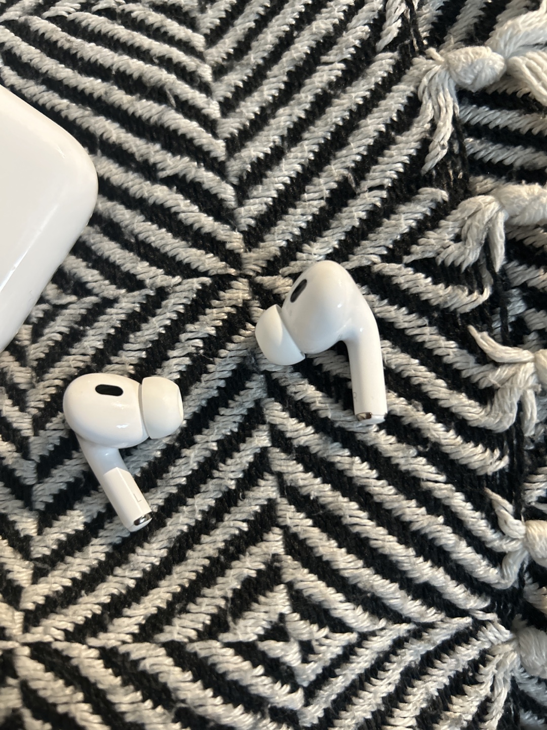 Apple AirPods Pro with Charging Case - photo 3