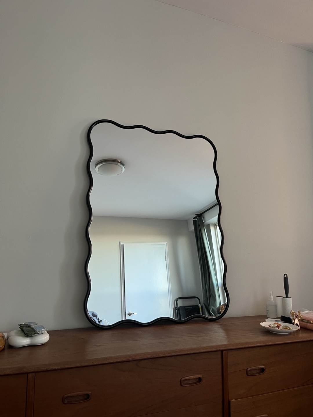 Squiggly wave mirror