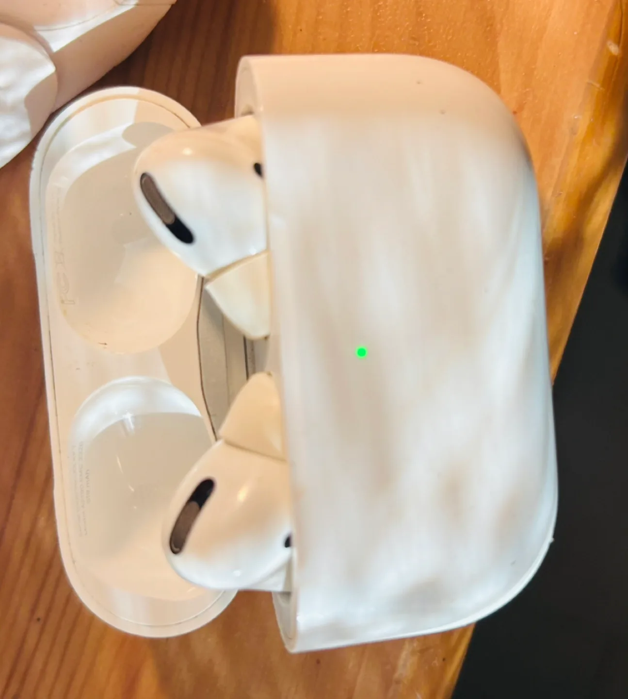 Apple AirPods with Charging Case image indicator(2)