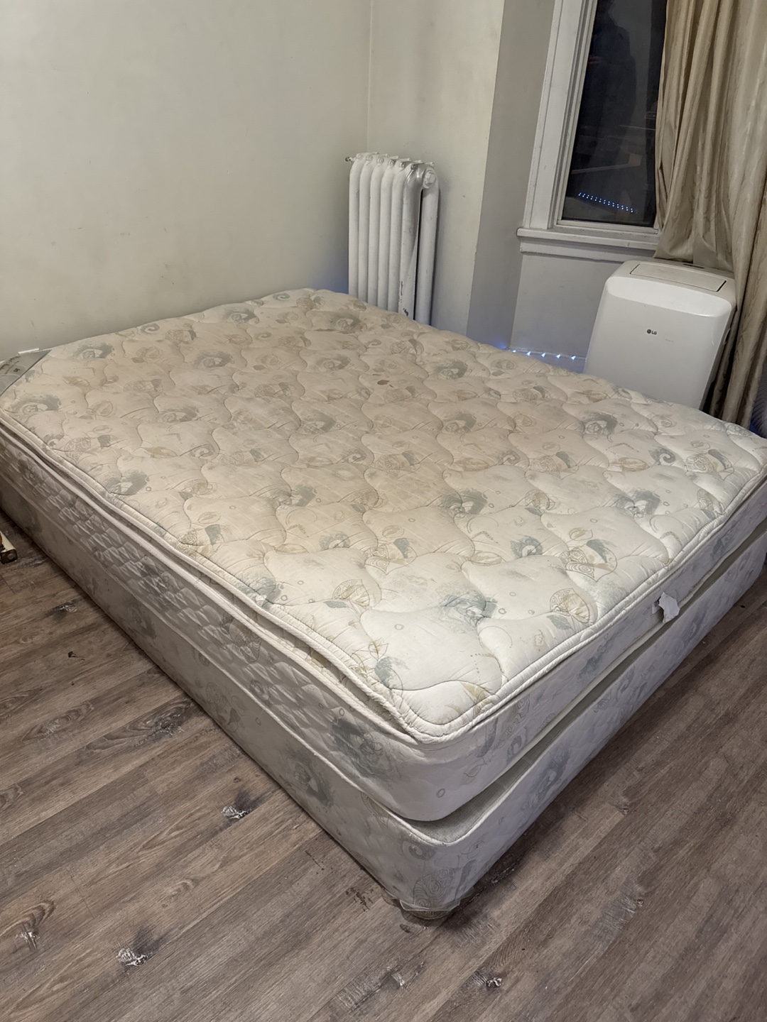 Queen mattress with Boxspring