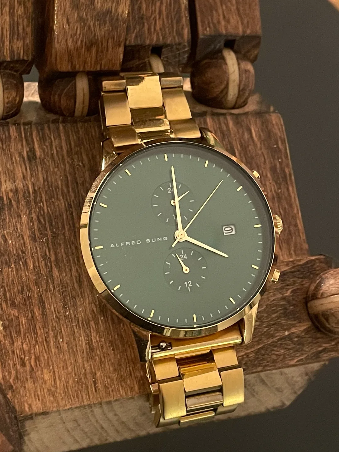 Alfred Sung Men's Gold with Green Face watch image indicator(5)