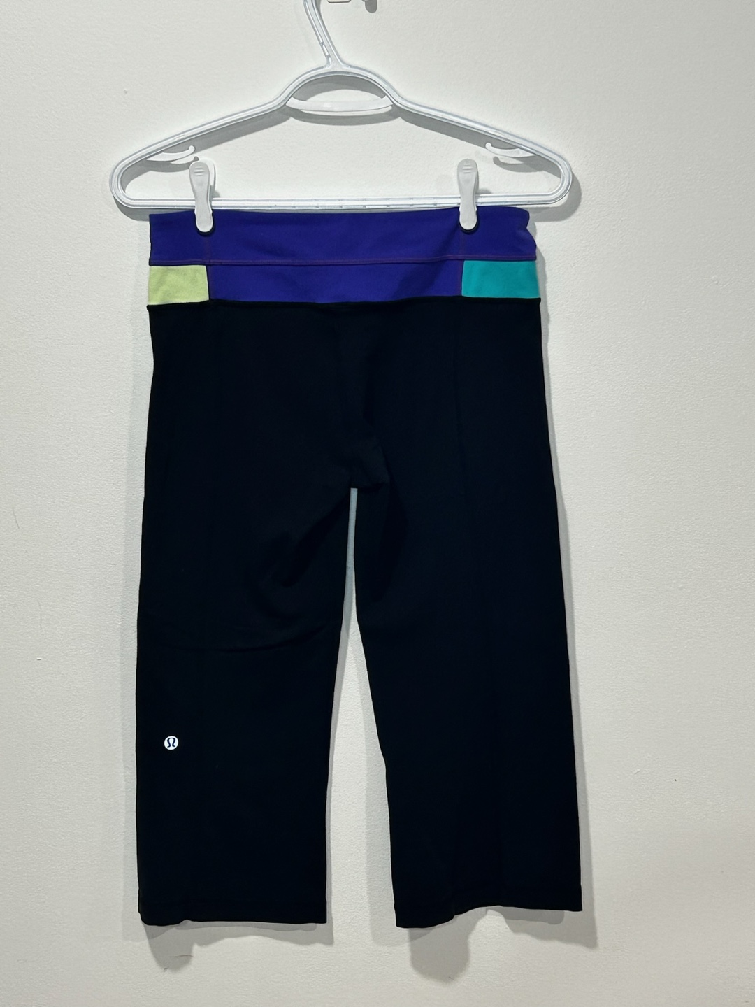Lululemon Black Cropped Leggings - Size 6 - REVERSIBLE - photo 2