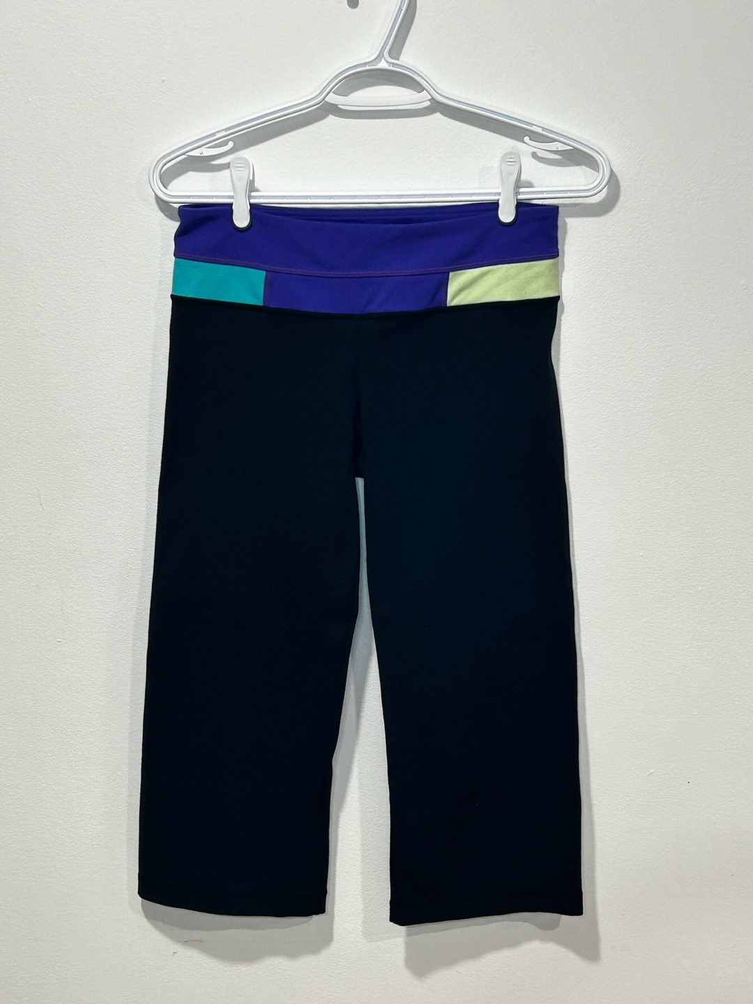 Lululemon Black Cropped Leggings - Size 6 - REVERSIBLE
