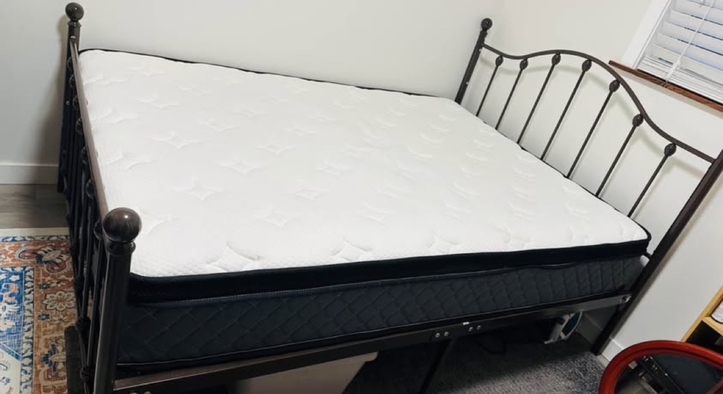 Full / double size 10 inch mattress with memory foam (like new)