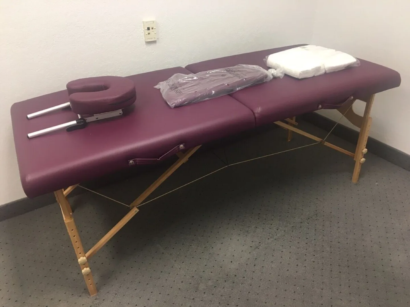 Ironman Portable Massage Table - Excellent Condition image indicator(2)