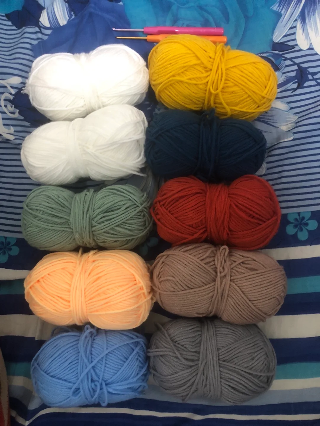 Bundles of yarn - 10 pieces + accessories image indicator(2)