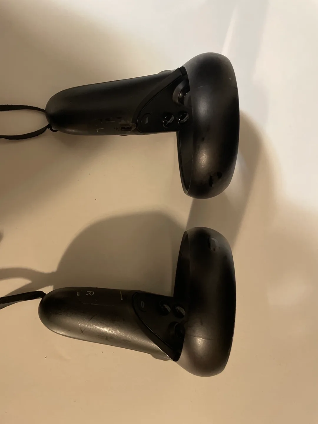 Oculus Quest 1 VR Headset and Controllers image indicator(3)