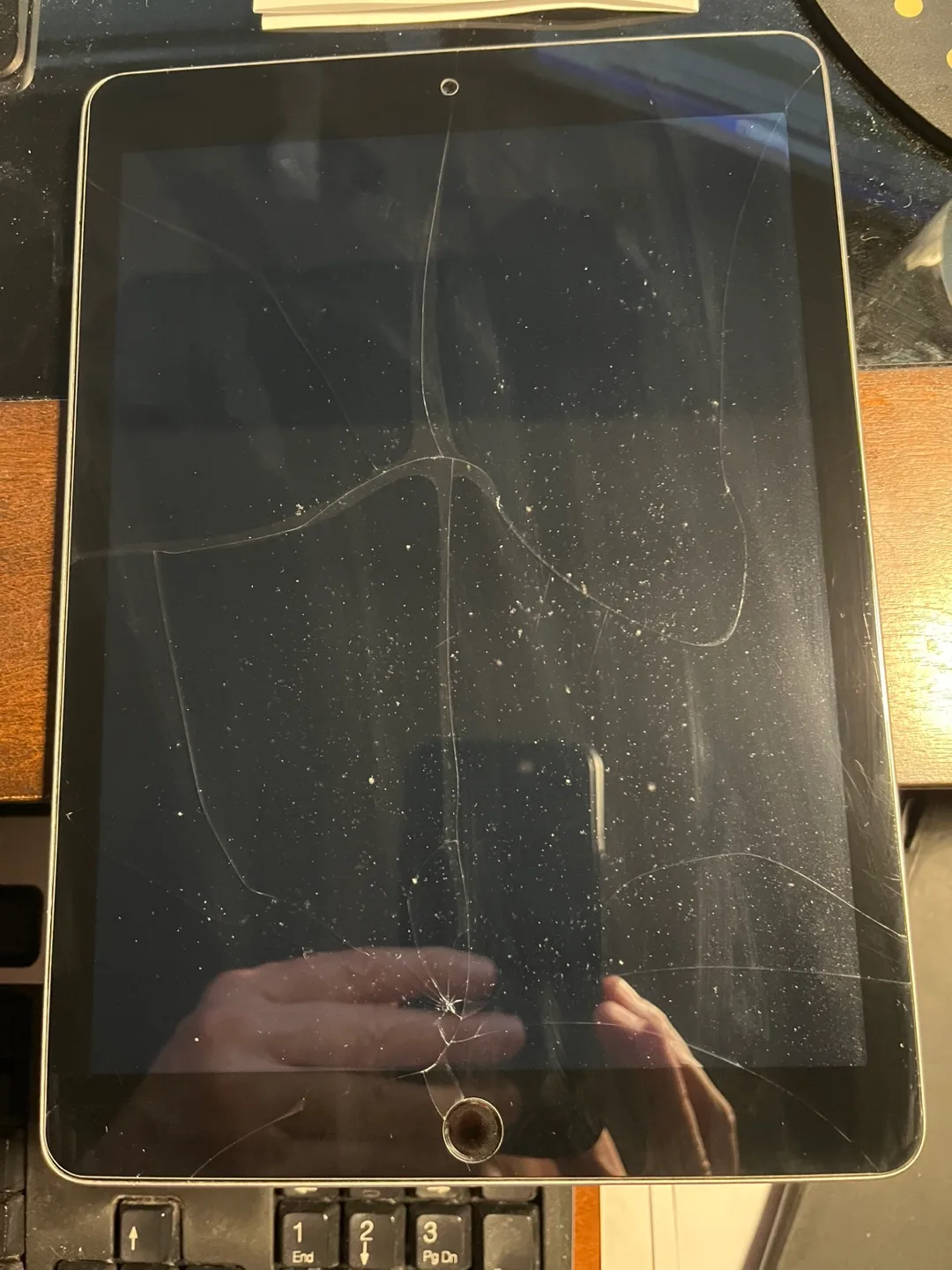 iPad 5th Generation 32gb Silver/Black image indicator(2)