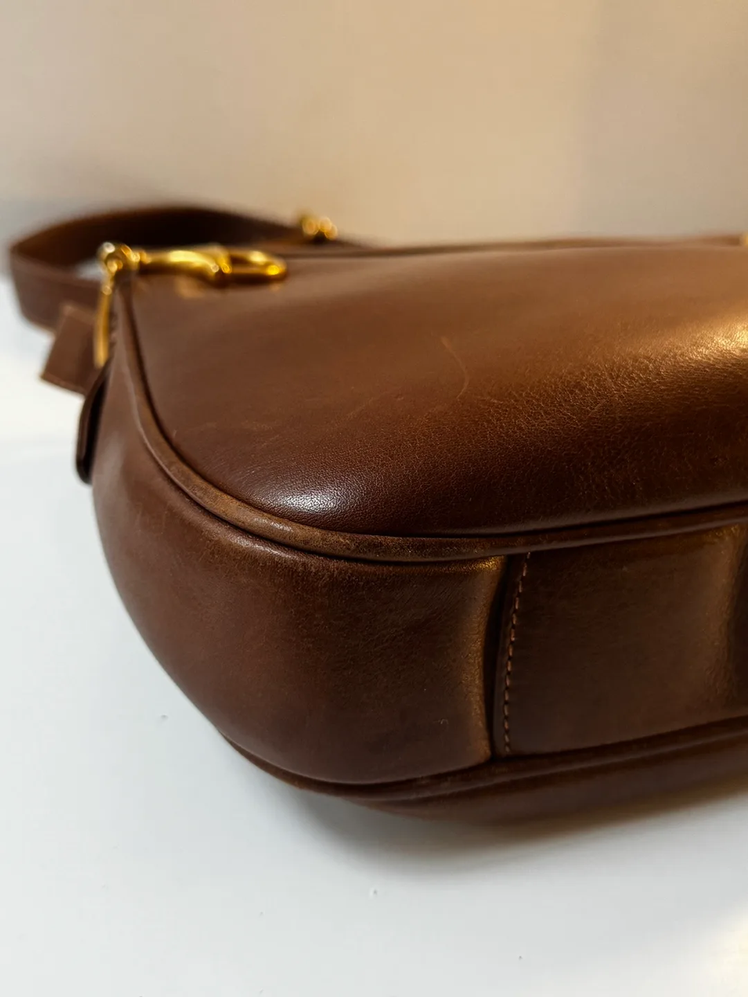 Vintage Gucci Leather Shoulder Bag image indicator(6)