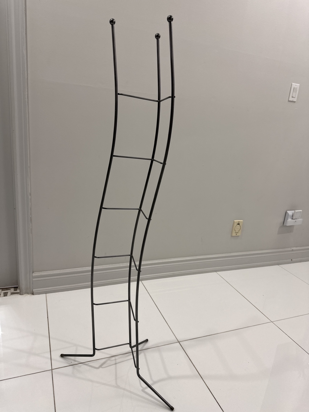 Metal Magazine Rack/Stand