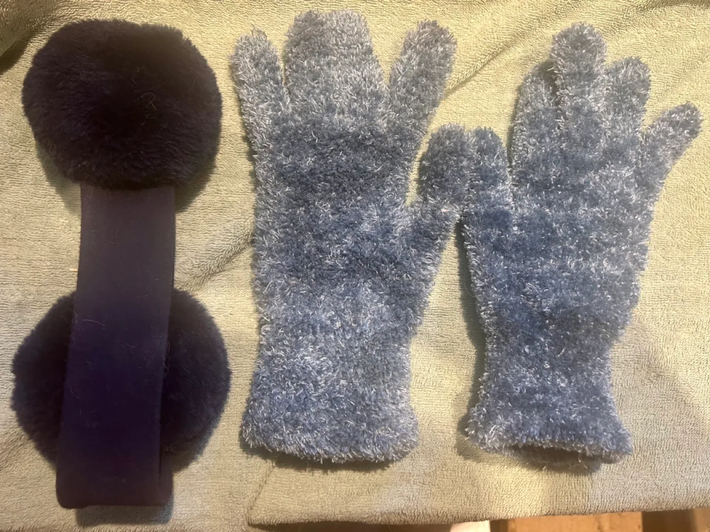 Steve Madden Winter Hat and Gloves Set image indicator(3)