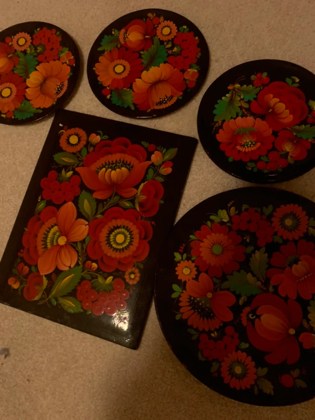 VINTAGE RUSSIAN  FOLK  ART  wall hanging plates and one plaque — image indicator(2)
