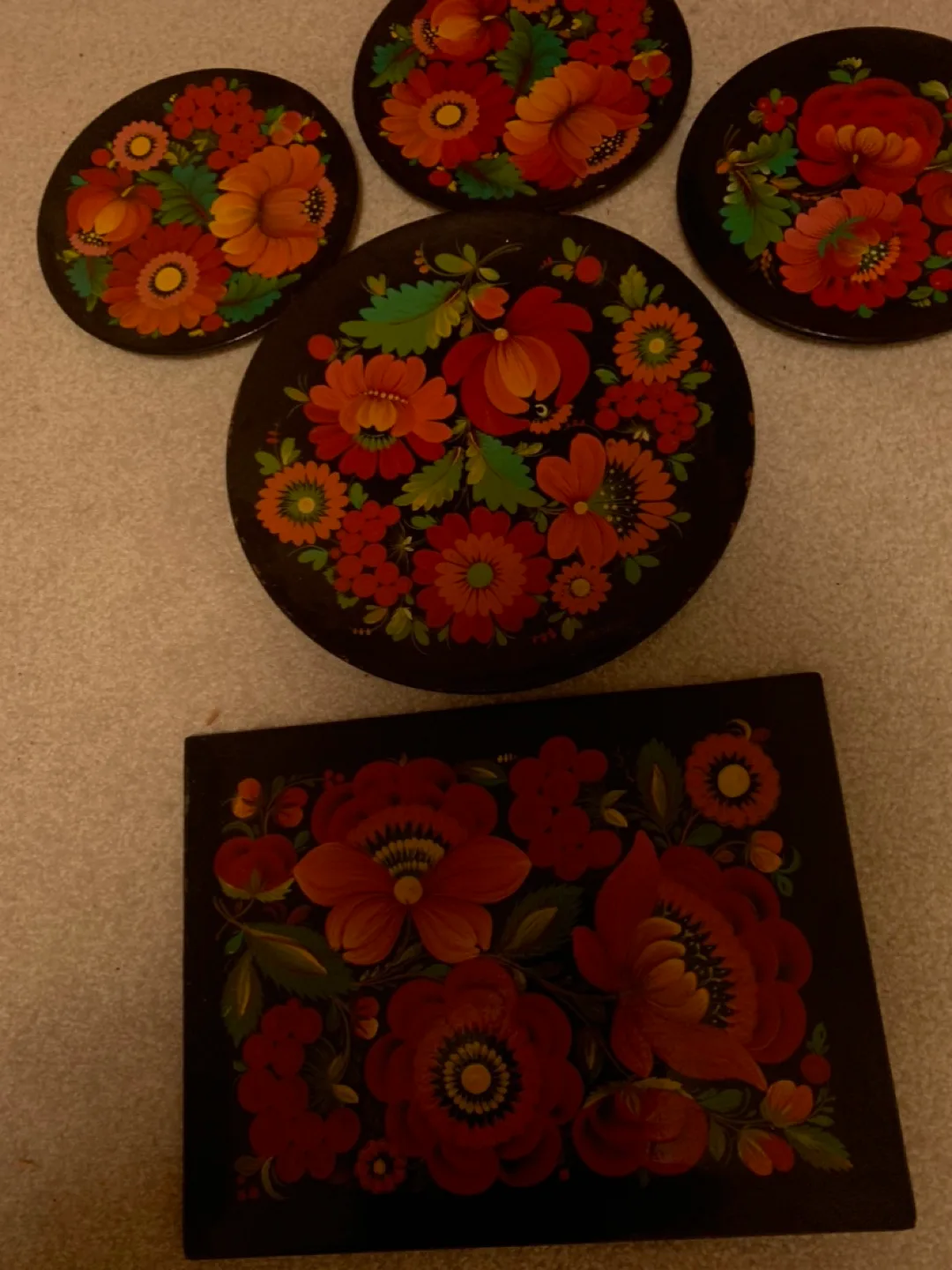 VINTAGE RUSSIAN  FOLK  ART  wall hanging plates and one plaque — image indicator(3)