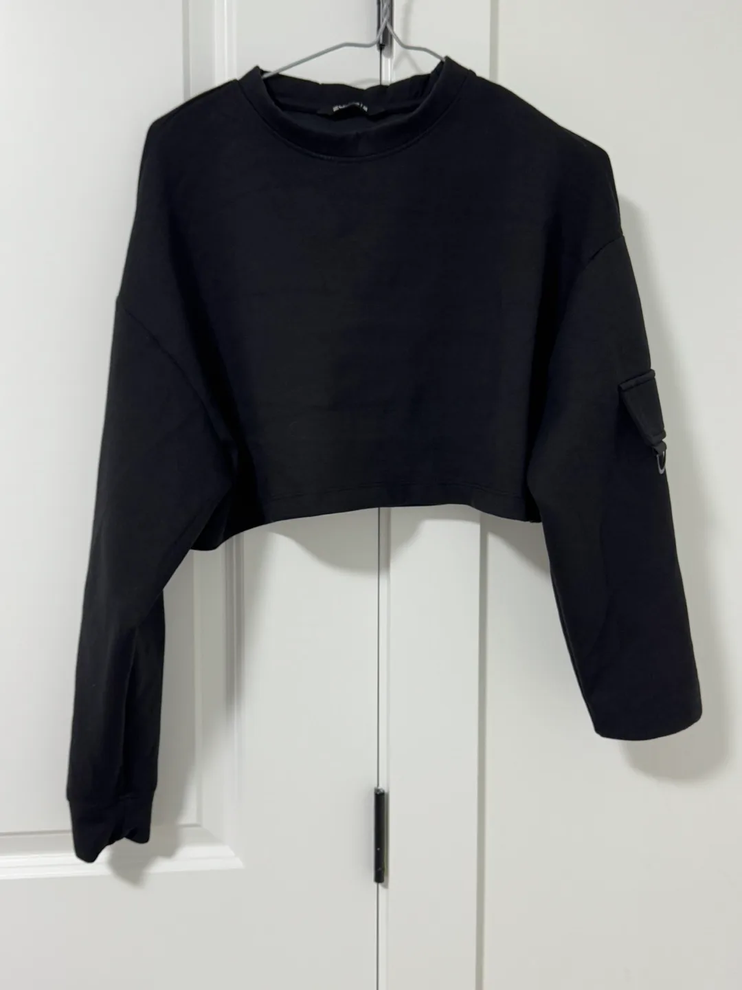 Black Cargo Pants and Cropped Sweatshirt Set image indicator(2)