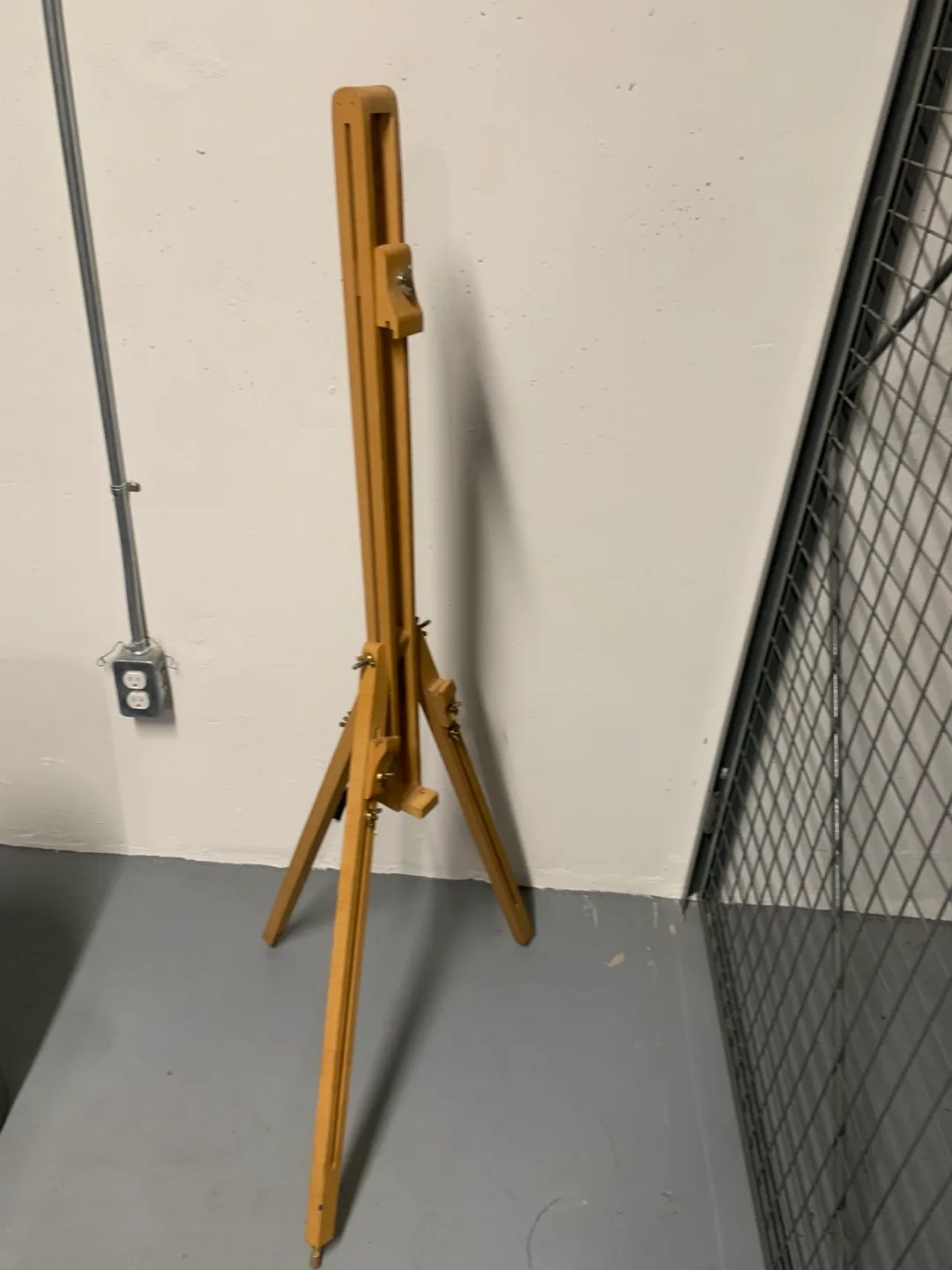 Wooden Tripod Tabletop Easel image indicator(3)