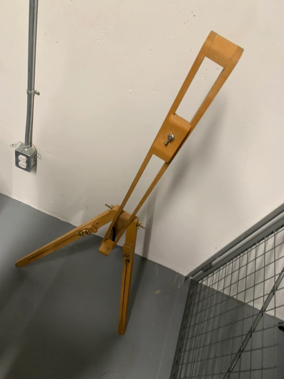 Wooden Tripod Tabletop Easel image indicator(4)