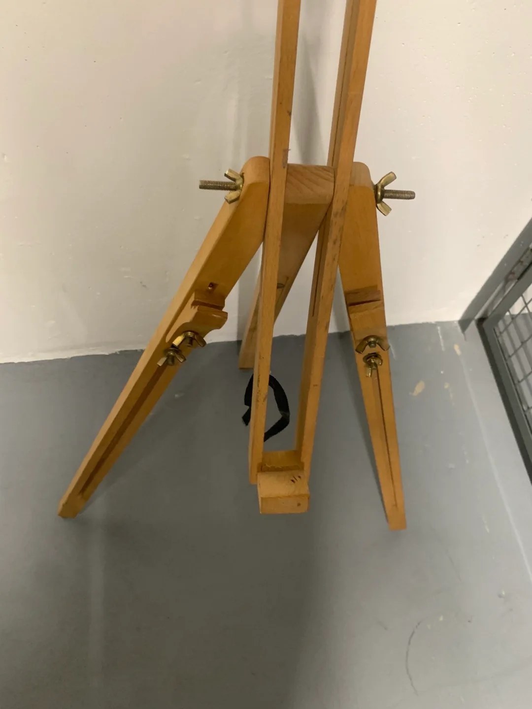 Wooden Tripod Tabletop Easel image indicator(2)
