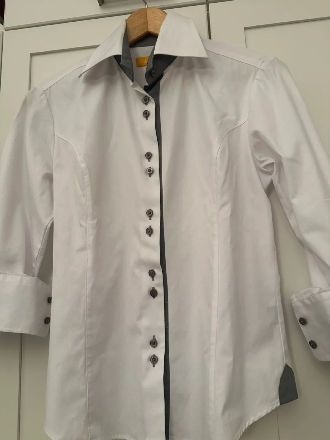 Crisp white collared shirt image indicator(3)