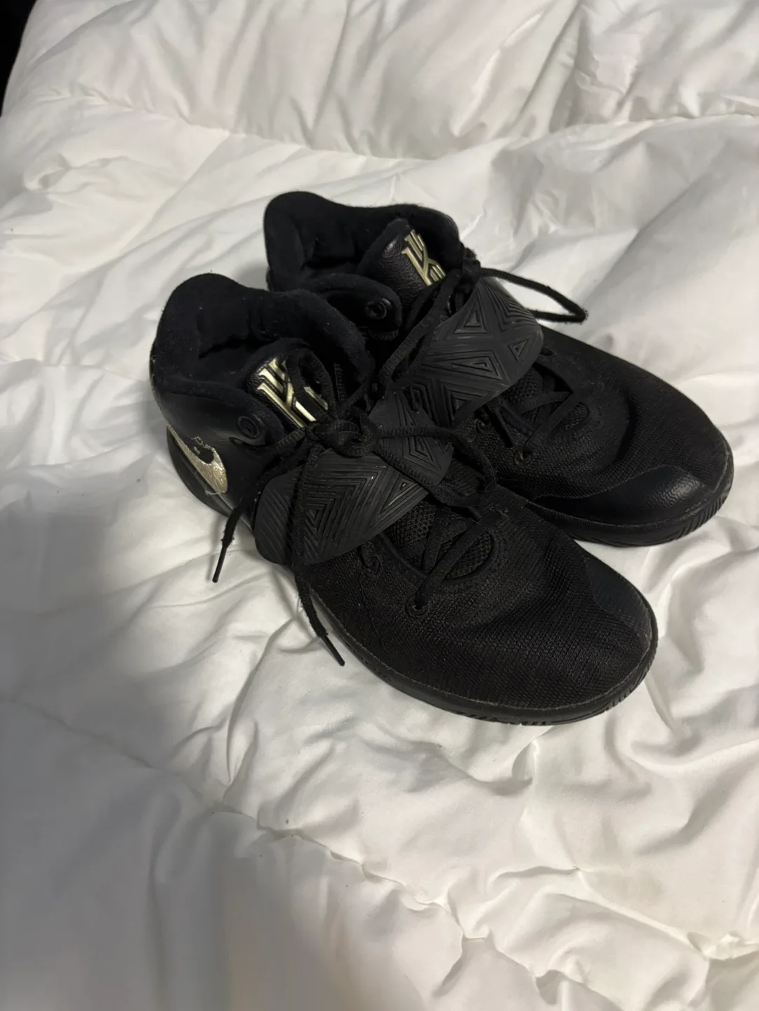 Nike Kyrie flytrap 2 Black/Metallic Gold Basketball Shoes image indicator(6)