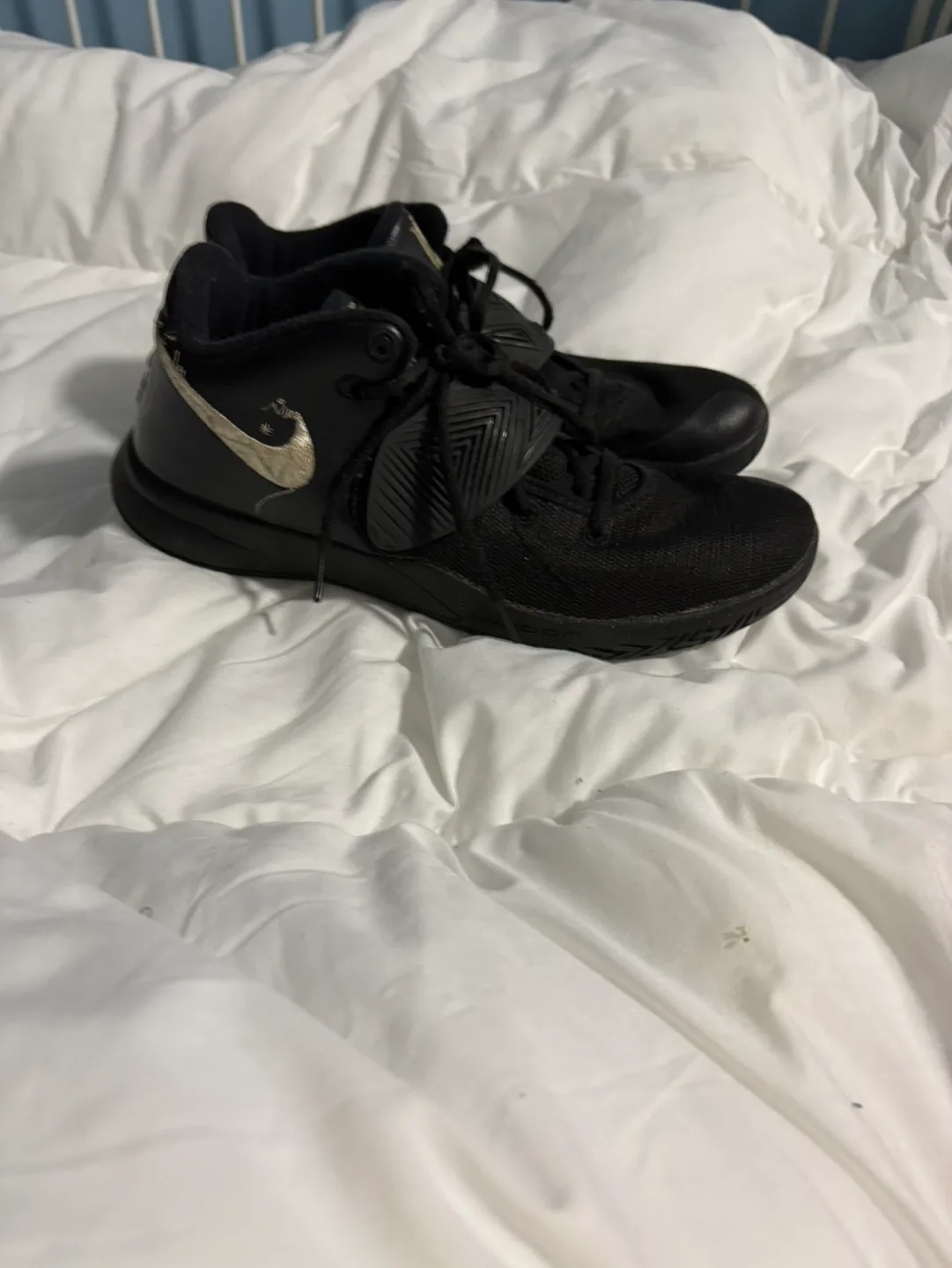 Nike Kyrie flytrap 2 Black/Metallic Gold Basketball Shoes image indicator(5)