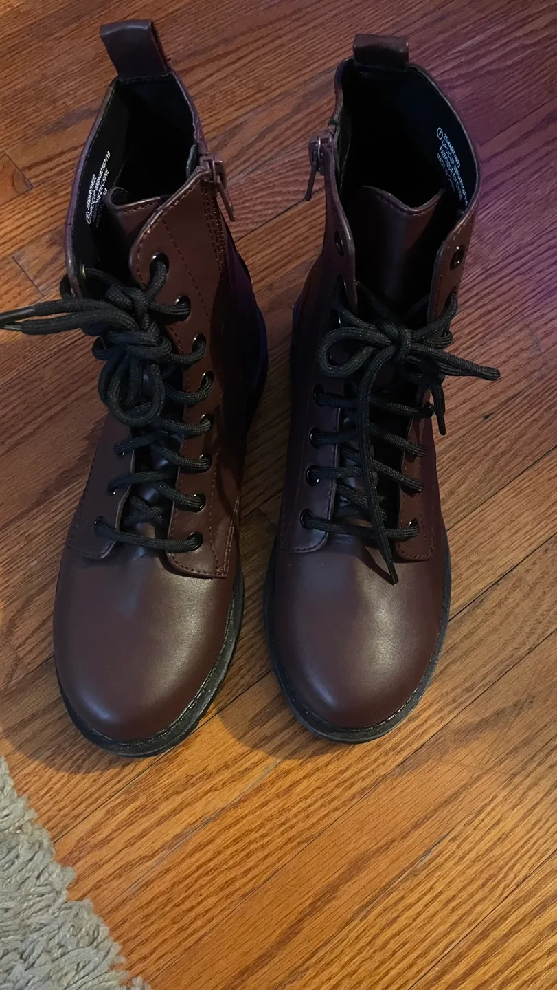 Women's Burgundy Lace-Up Boots image indicator(6)