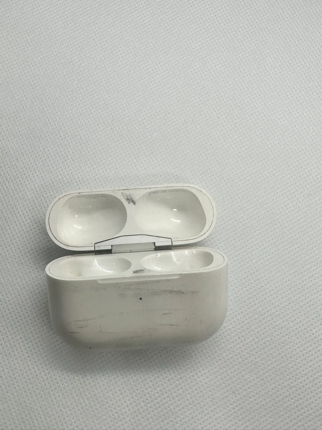 Used Apple AirPods Pro Charging Case image indicator(4)