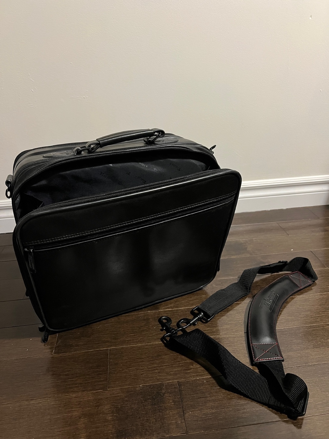 Black Leather Case - photo 5