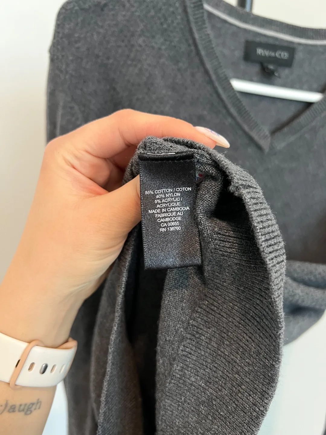 RW&CO Solid Grey Cotton Long Sleeve Men’s V-neck Sweater Size M image indicator(5)