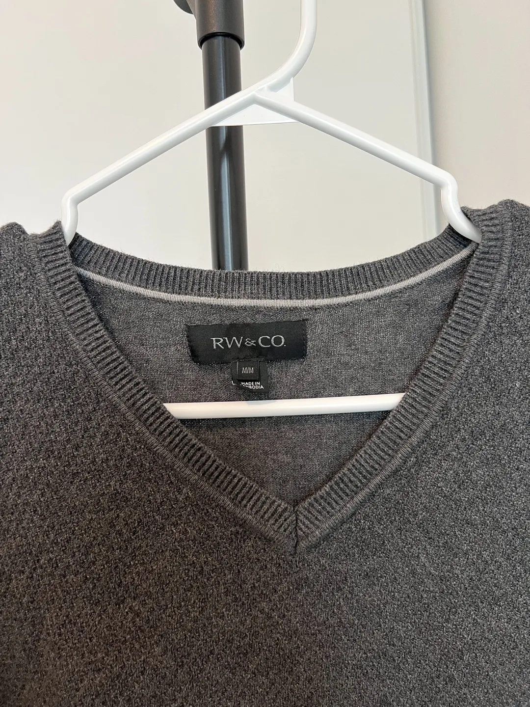 RW&CO Solid Grey Cotton Long Sleeve Men’s V-neck Sweater Size M image indicator(2)