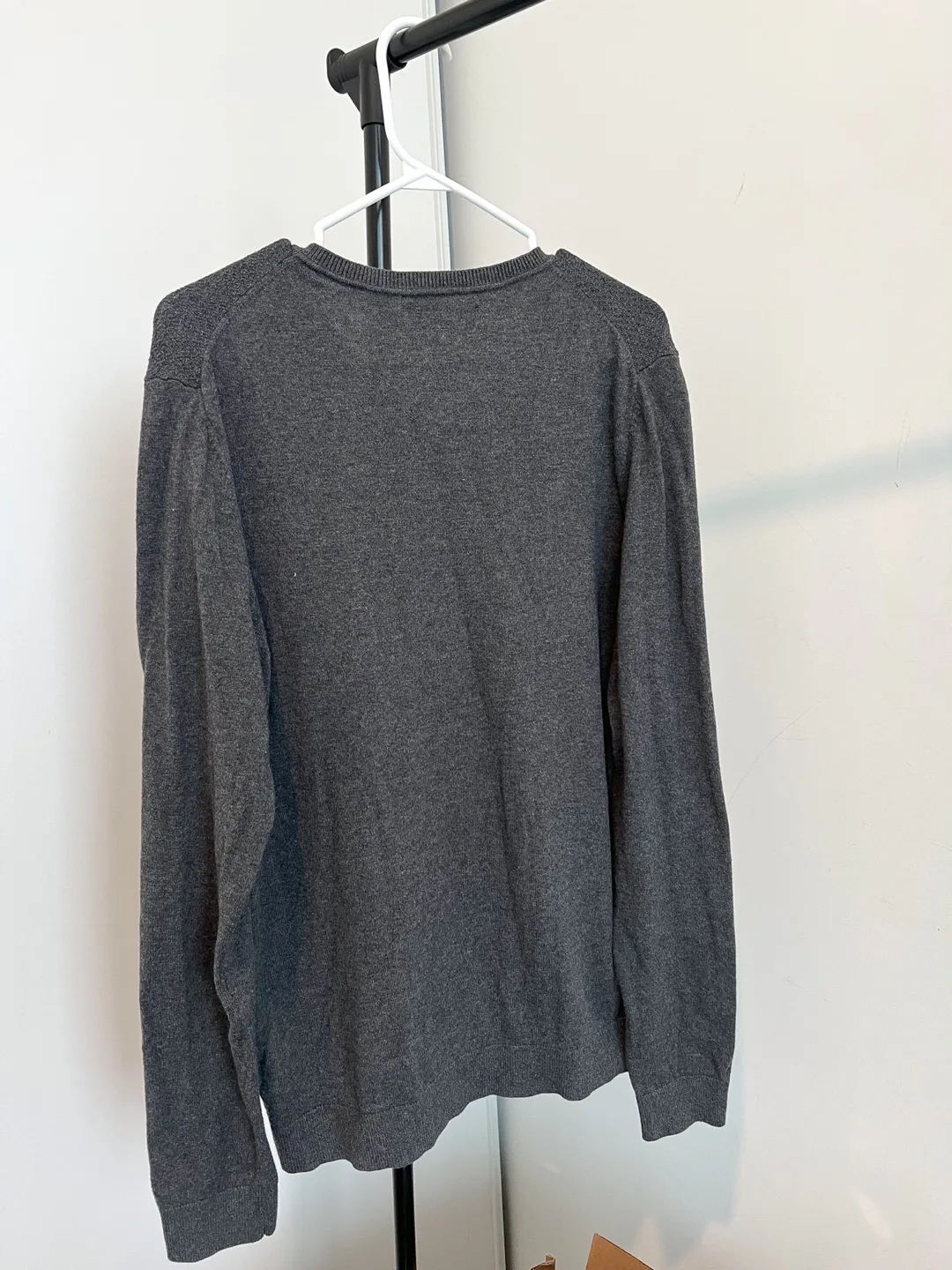 RW&CO Solid Grey Cotton Long Sleeve Men’s V-neck Sweater Size M image indicator(4)