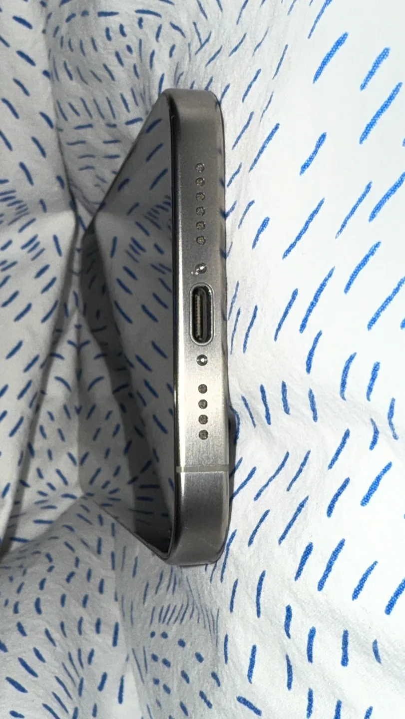 iPhone 15 Pro Max(256GB) With 4 Unique Cases image indicator(4)