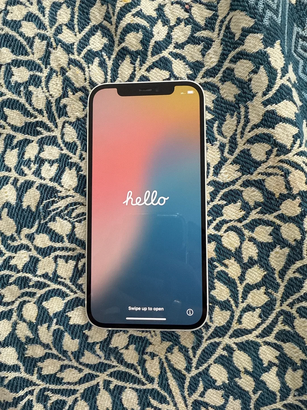 iPhone 12 White - Excellent Condition thumbnail