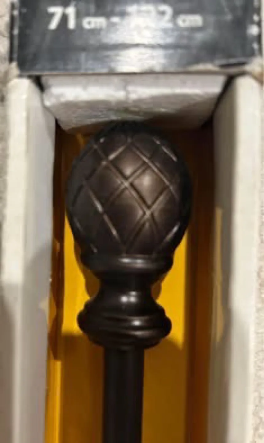 Brand New Umbra 71-122cm Adjustable Drapery Rod image indicator(2)