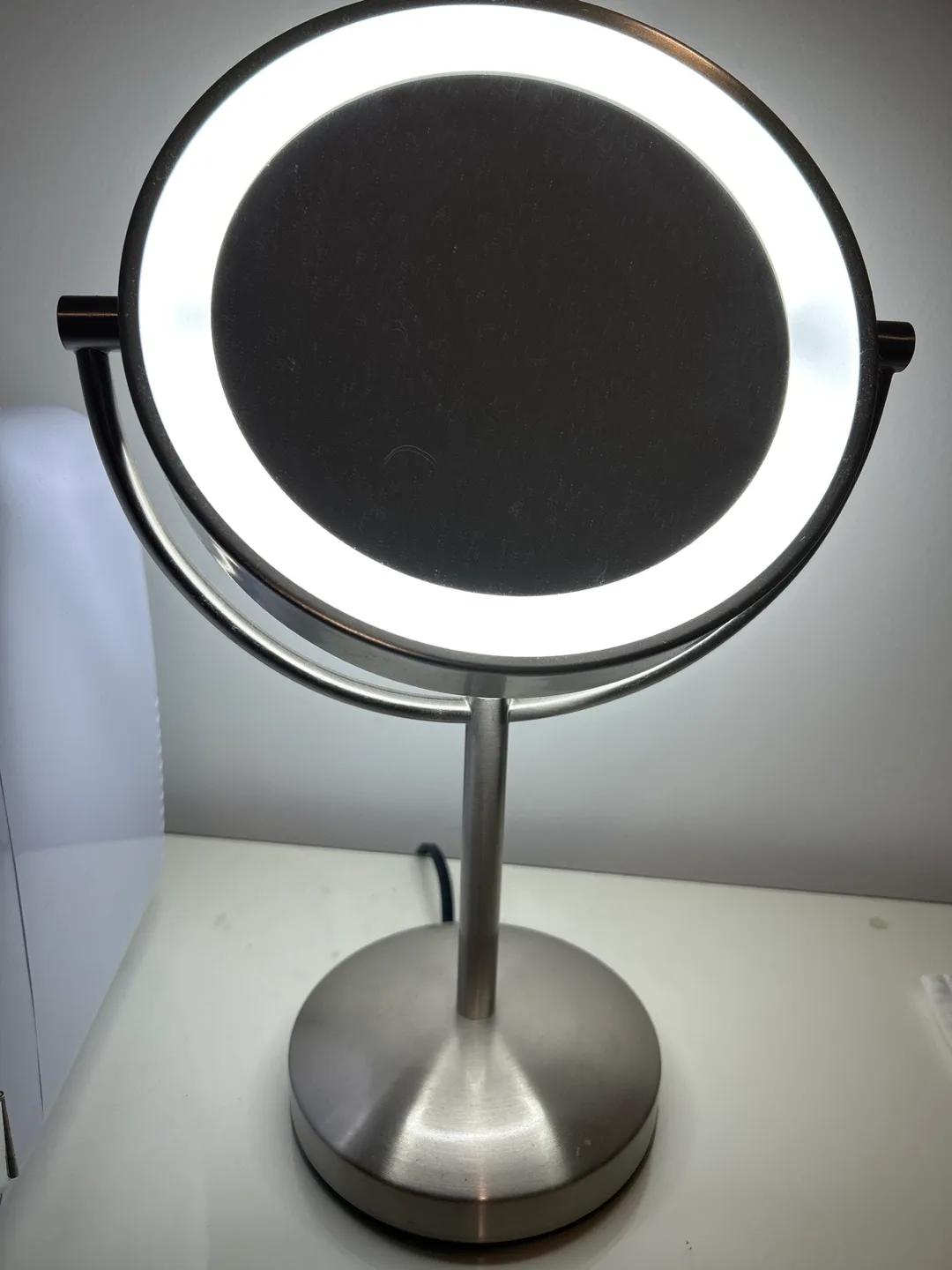 Lighted Vanity Mirror w a second magnifying side image indicator(2)