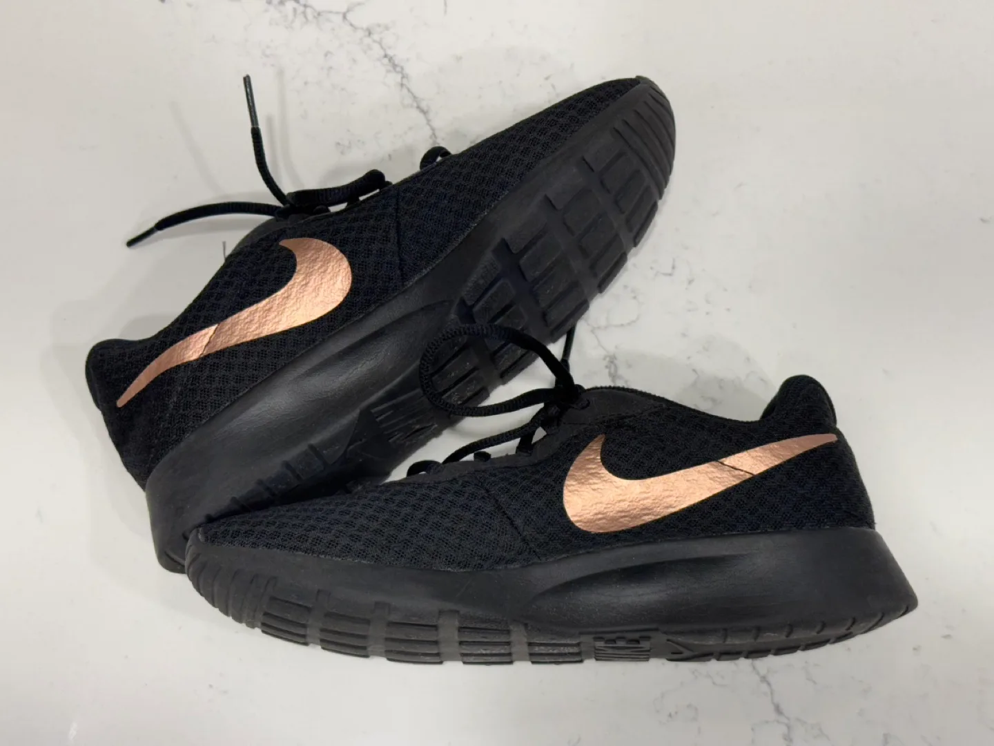 LIKE NEW Nike WMNS 7 Tanjun Runners image indicator(2)