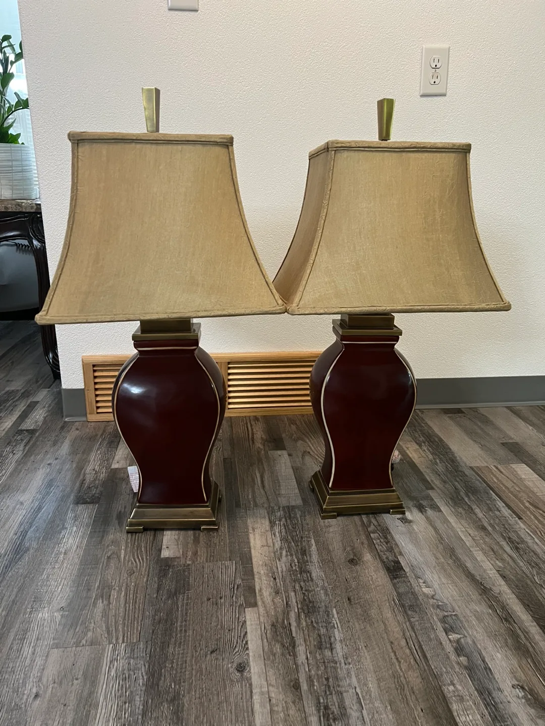 Pair of Elegant Table Lamps image indicator(2)