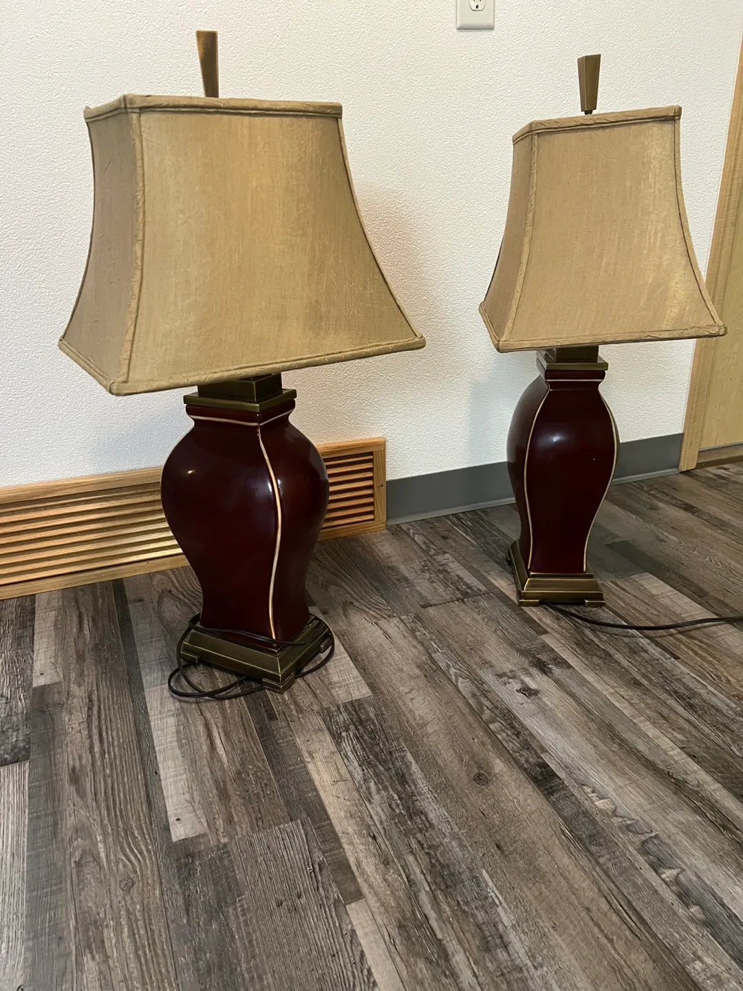 Pair of Elegant Table Lamps image indicator(3)