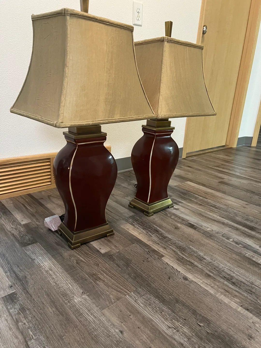 Pair of Elegant Table Lamps image indicator(4)