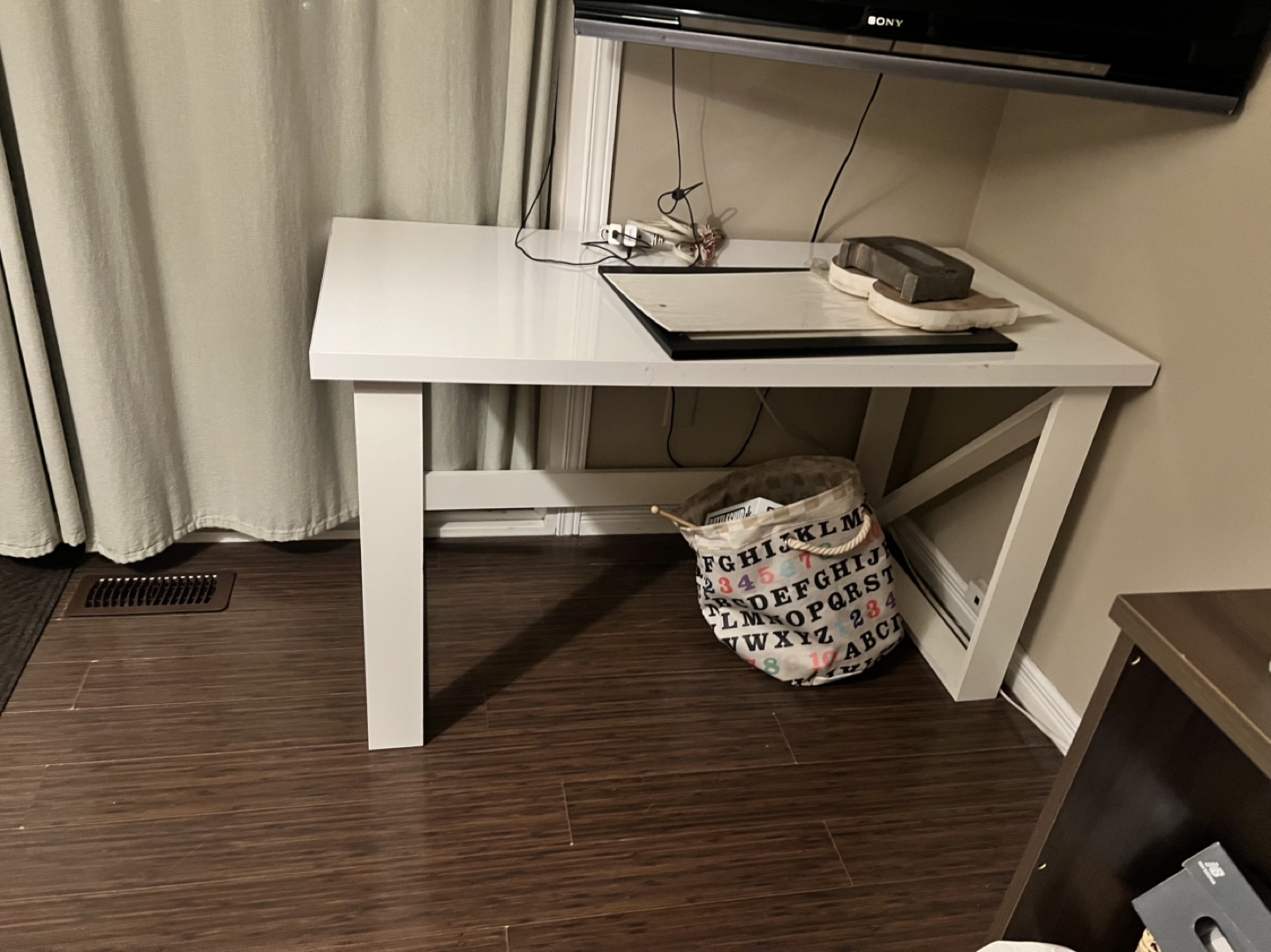 White Desk with Modern Legs - photo 2