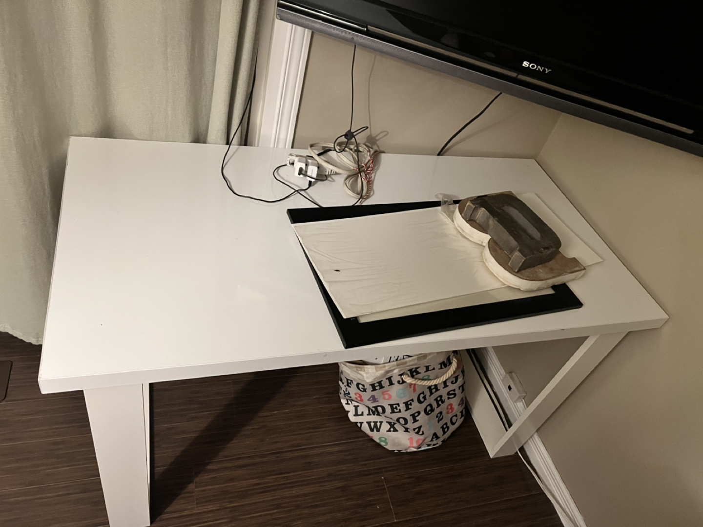 White Desk with Modern Legs