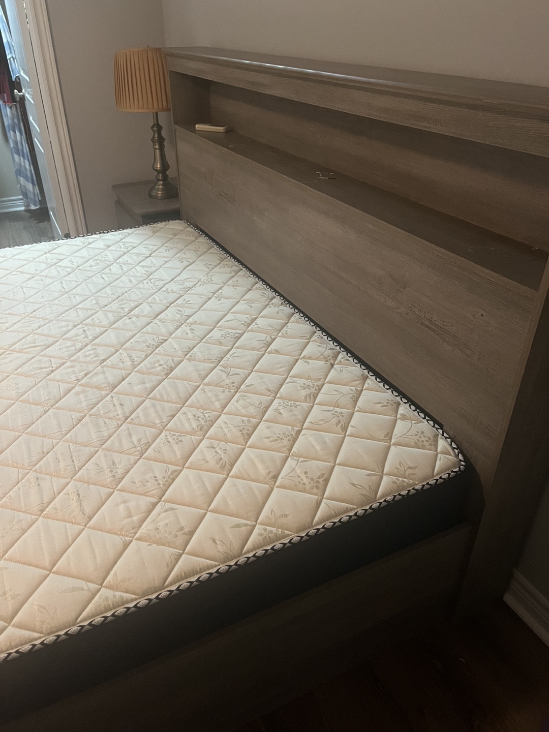 King bed with Mattress, Side table & lamp - photo 2