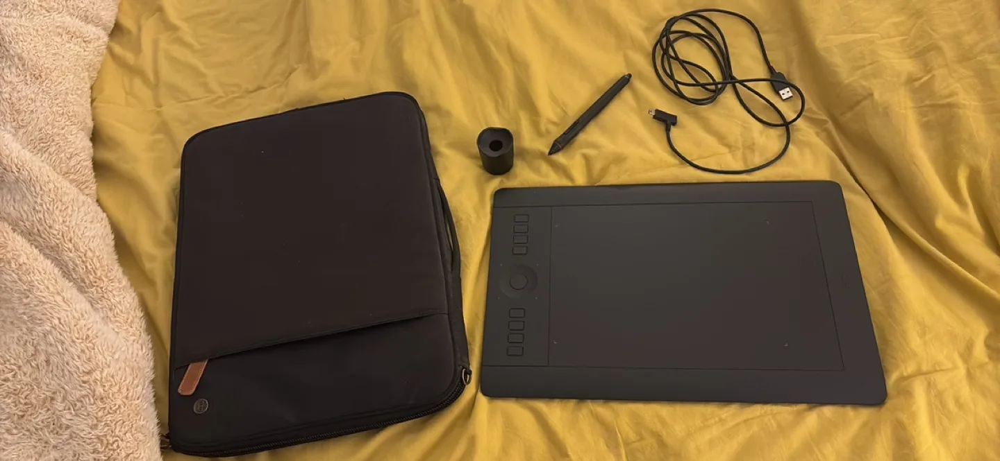 Wacom Intuos Pro Medium Graphics Tablet thumbnail